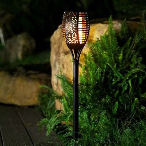 Estaca solar tribal en el jardín de noche